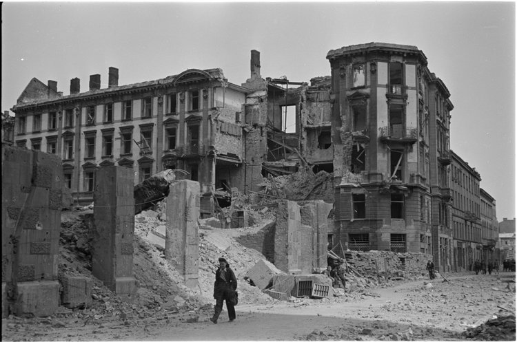 Zniszczona kamienica Straklińskiego przy ulicy Mazowieckiej 2