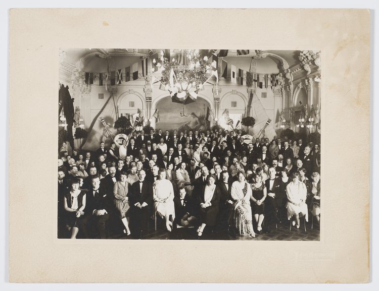 Uczestnicy balu w siedzibie Warszawskiego Towarzystwa Wioślarskiego