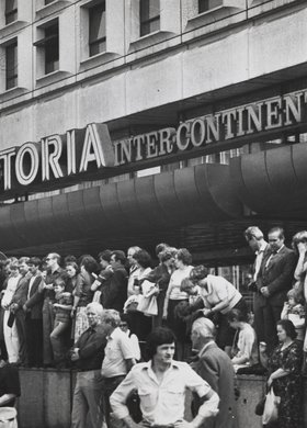 Tłum zebrany przed hotelem Victoria na placu Zwycięstwa (ob. Józefa Piłsudskiego)