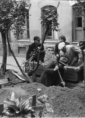 Pogrzeb na prowizorycznym cmentarzu na podwórzu kamienicy