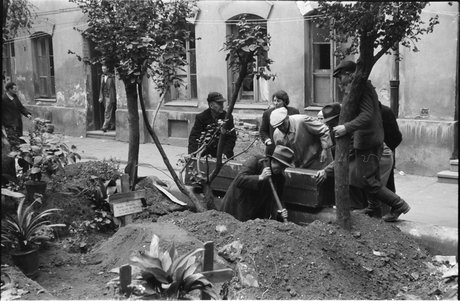 Pogrzeb na prowizorycznym cmentarzu na podwórzu kamienicy