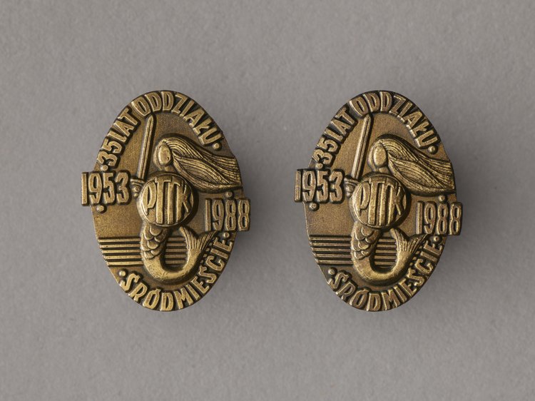 Dwie odznaki 35 lat Oddziału Śródmieście Polskiego Towarzystwa Turystyczno-Krajoznawczego (PTTK)