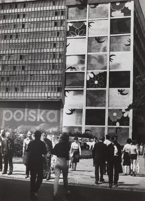 Wielkoformatowa reklama 'Mody Polskiej' na ścianie bydynku przy Marszałkowskiej 91/97