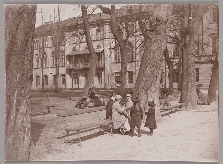 Dzieci w Ogrodzie Saskim