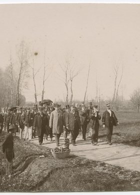 Majówka Warszawskiego Towarzystwa Wioślarskiego na Saskiej Kępie na inaugurację sezonu 1892