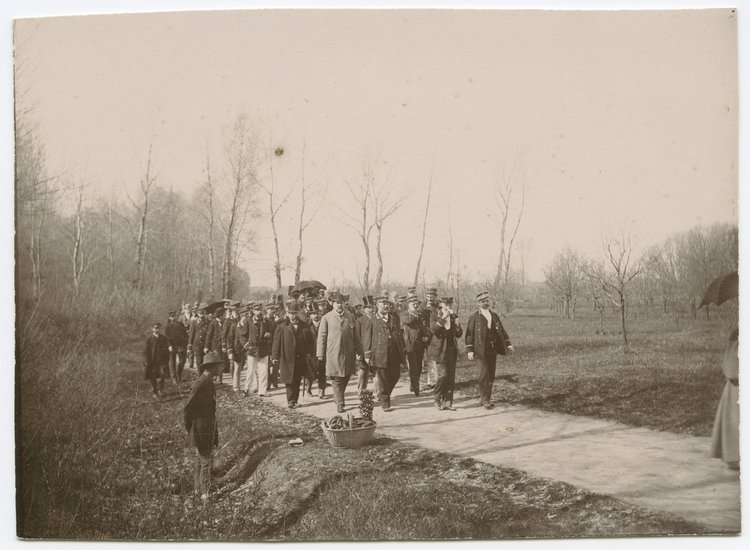 Majówka Warszawskiego Towarzystwa Wioślarskiego na Saskiej Kępie na inaugurację sezonu 1892