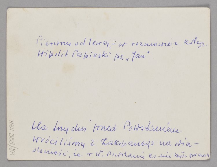 Fotografia przedstawiająca praktykantów i dzieci w ogrodzie Naszego Domu