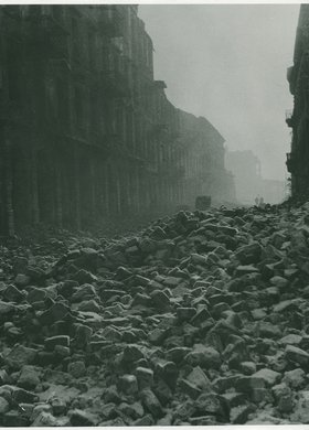 Ulica Przechodnia zasypana gruzami