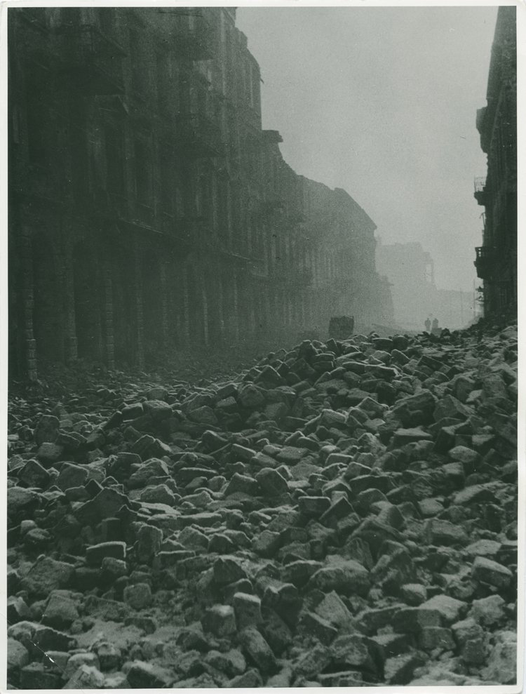 Ulica Przechodnia zasypana gruzami