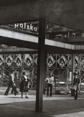 Widok Pasażu Śródmiejskiego (obecnie Pasażu Stefana "Wiecha" Wiecheckiego) z wystawą plenerową