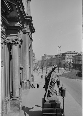 Figura Chrystusa przed kościołem św. Krzyża