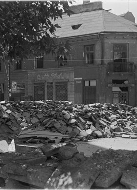 Barykada przy wylocie ulicy Pierackiego (Foksal) na Nowy Świat