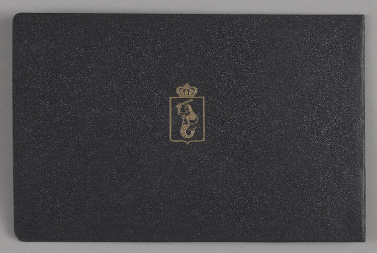 Albumik ze znaczkami pocztowymi z serii 'Warszawa oskarża'