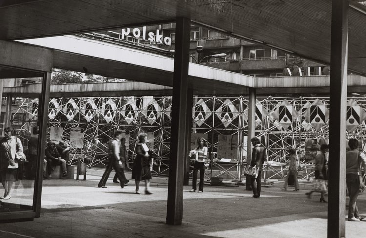 Widok Pasażu Śródmiejskiego (obecnie Pasażu Stefana "Wiecha" Wiecheckiego) z wystawą plenerową