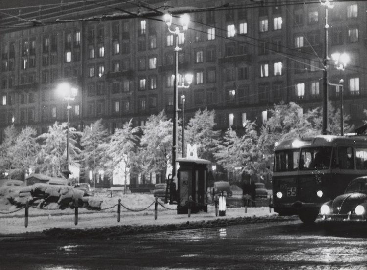 Nocny widok placu Konstytucji zimą