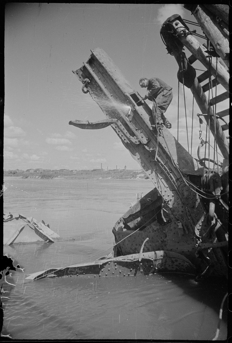 Robotnik podczas pracy na stalowych belkach zburzonego mostu Średnicowego