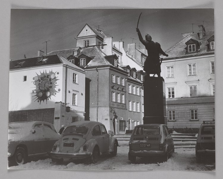 Pomnik Kilińskiego i kamienice Starego Miasta zimą