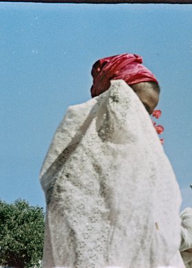 Uczestniczki V Światowego Festiwalu Młodzieży i Studentów podczas pochodu w Alejach Ujazdowskich