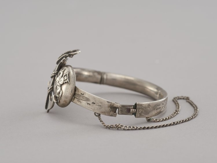 Bransoletka z symbolami patriotycznymi: kotwicą, Orłem i Pogonią