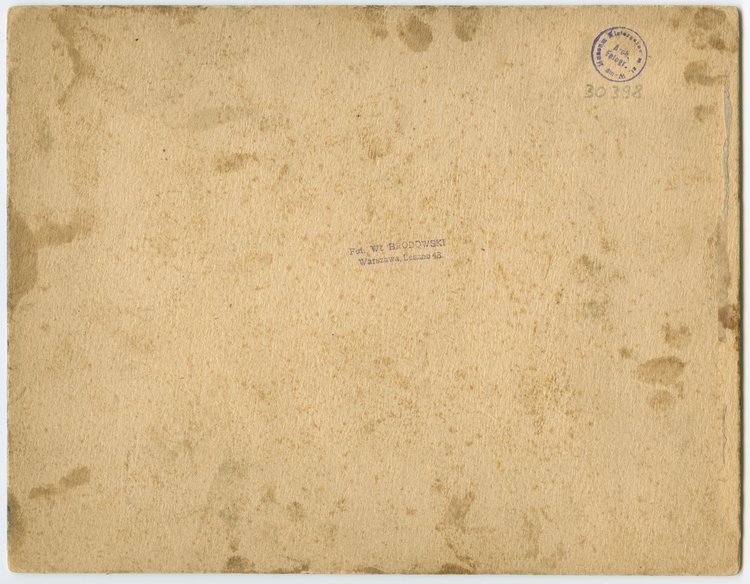 Portret dwóch młodych kobiet w ogrodzie na Woli