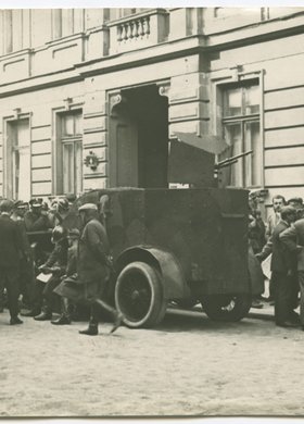 Przewrót majowy 1926. Samochód pancerny na ulicy Brackiej