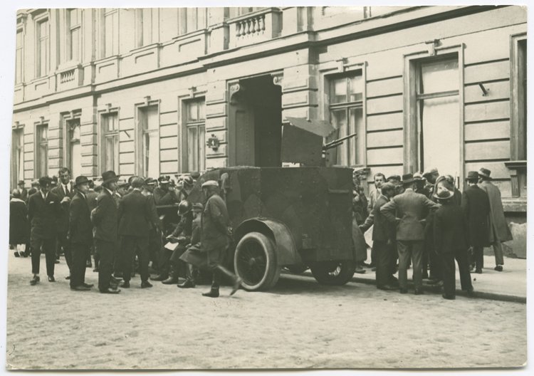 Przewrót majowy 1926. Samochód pancerny na ulicy Brackiej