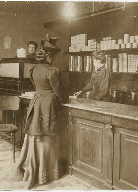 Wnętrze sklepu firmowego Warszawskiej Fabryki Palenia Kawy "Pluton" przy ulicy Nowo Miodowej 2