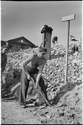 Żydzi pracujący przy odgruzowaniu terenów dawnego getta