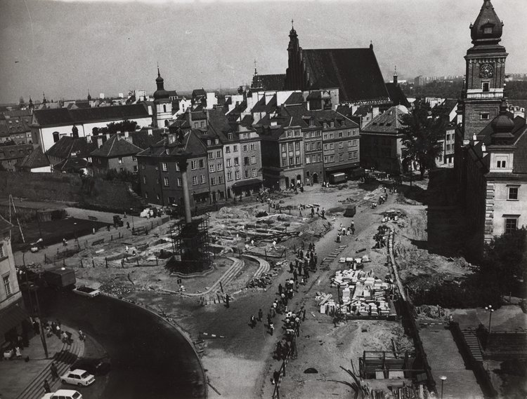 Prace archeologiczne na remontowanym placu Zamkowym, widok z wieży kościoła św. Anny