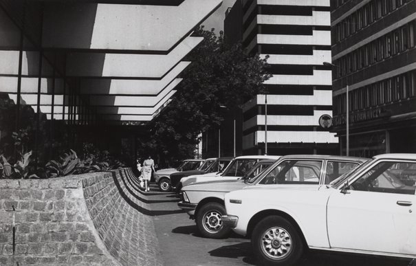
                     
                     Edward Hartwig, Ulica Nowogrodzka przy hotelu Forum, przed 1984
                     
                     