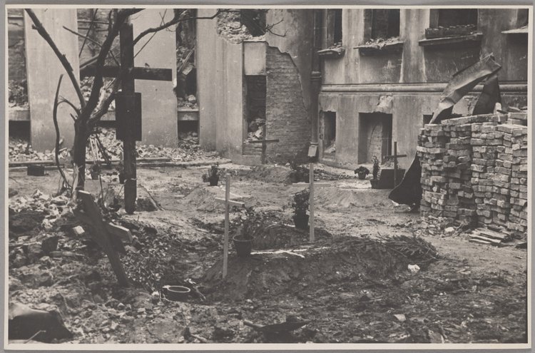 Groby na podwórzu Biblioteki Publicznej