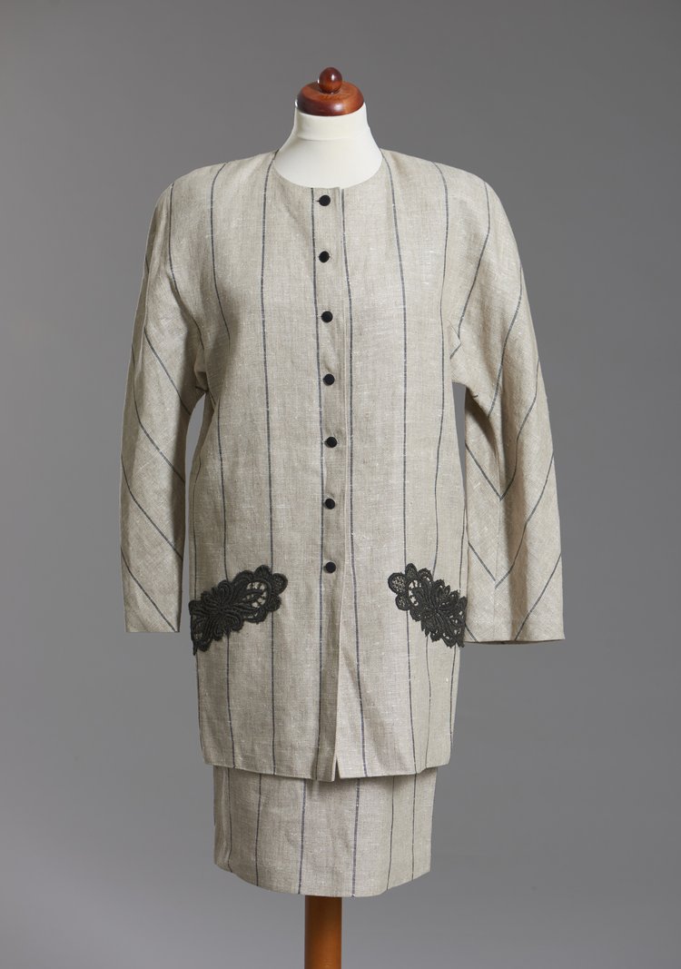 Kostium lniany w prążki