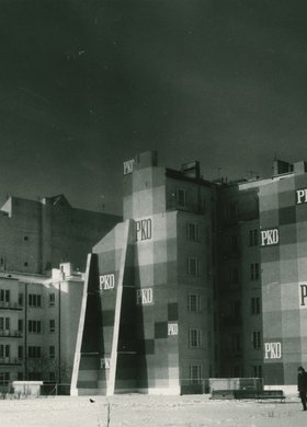 Reklamy na ścianach kamienic przy ulicy Siennej