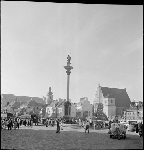 Plac Zamkowy i Kolumna Zygmunta III Wazy na tle odbudowanych kamienic Starego Miasta