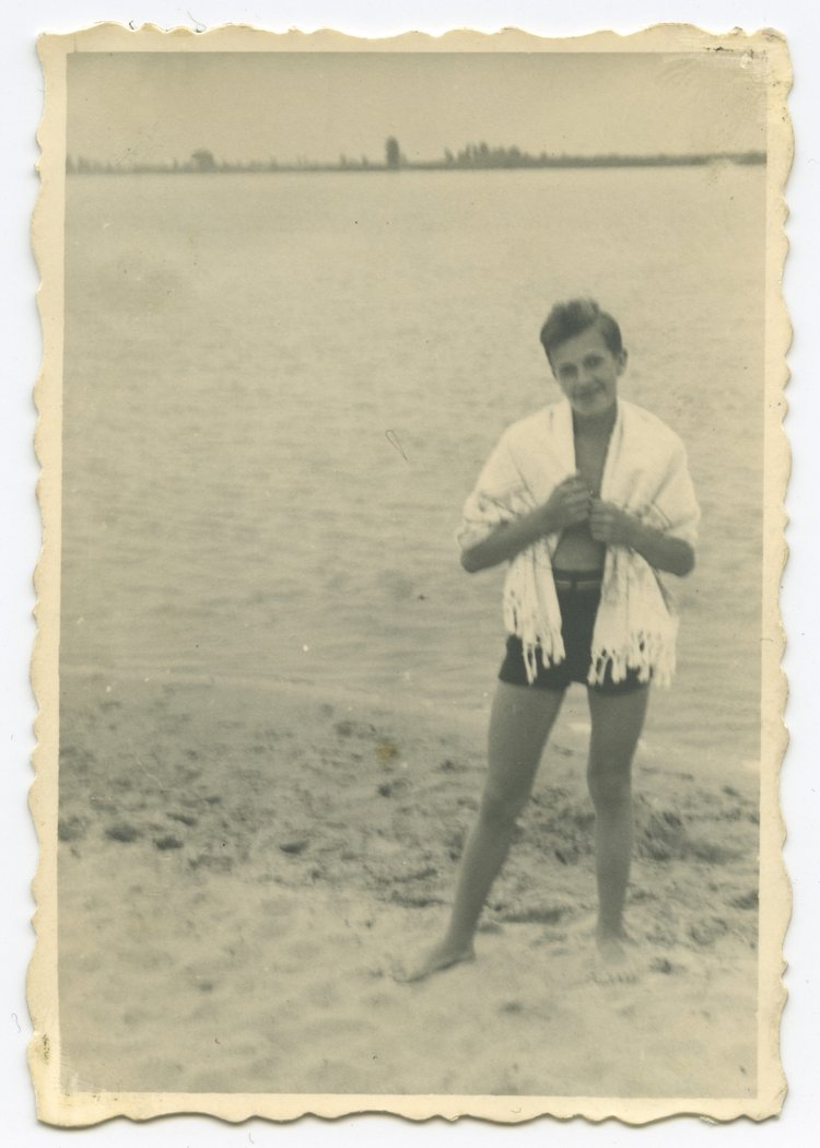 Młody mężczyzna na dzikiej plaży na Pradze