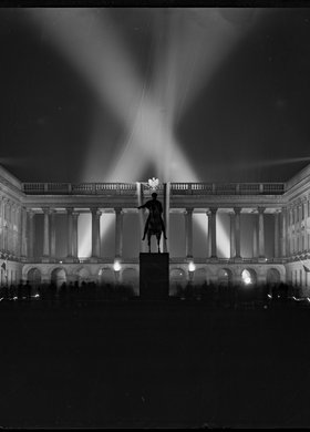 Pałac Saski w nocnym oświetleniu