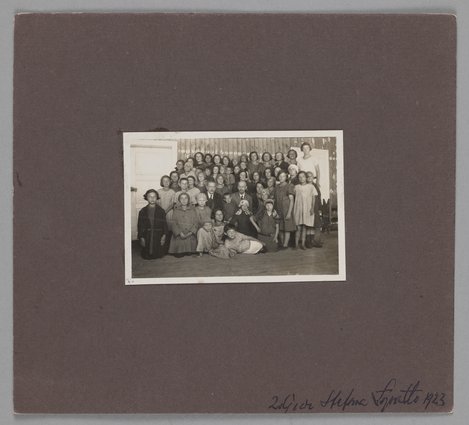 Fotografia przedstawiająca Izaaka Eliasberga, Janusza Korczaka (Henryka Goldszmita) i Stefanię Wilczyńską z dziećmi z Domu Sierot
