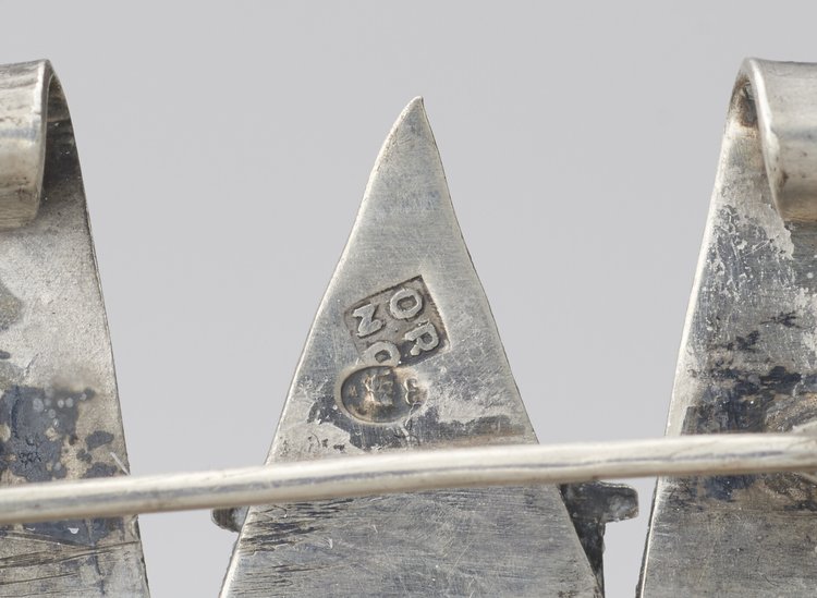 Broszka w kształcie litery W z Syreną