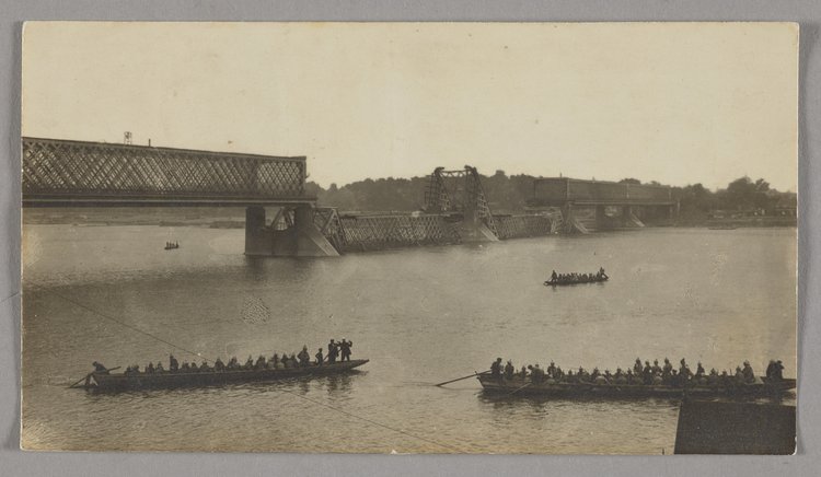 Zniszczony most Aleksandrowski [Kierbedzia] i przeprawa na łodziach