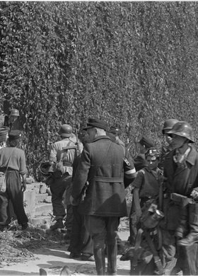 Powstańcy po zdobyciu Komendy Policji