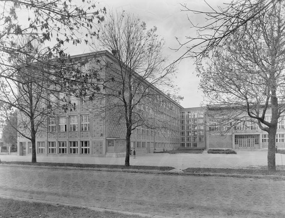 Szkoła na rogu ulic Zwycięzców i Katowickiej