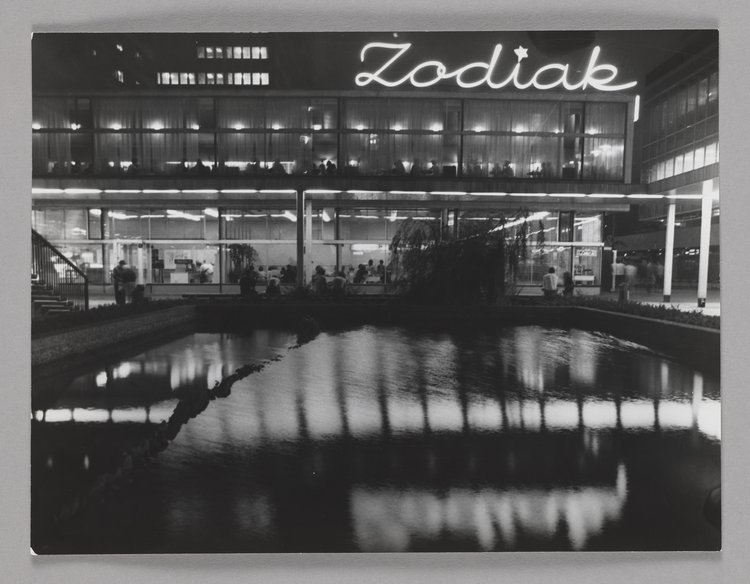 Zodiak Bar at night