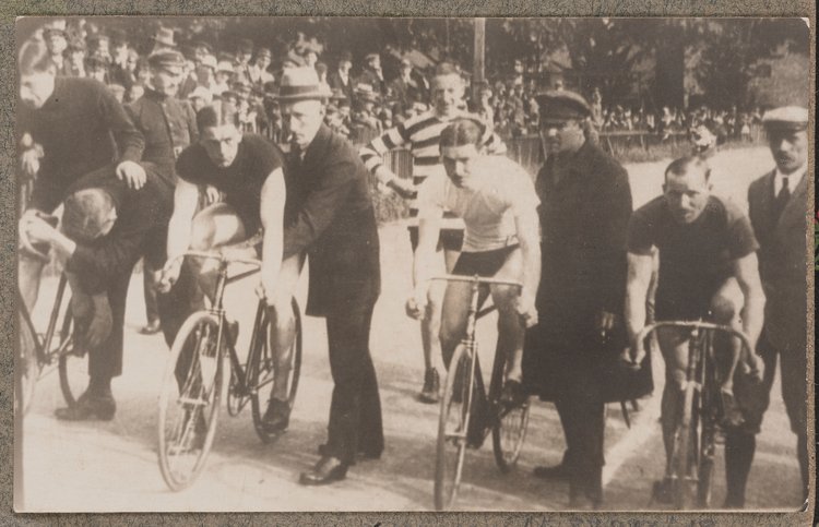 Album z fotografiami cyklistów na Dynasach