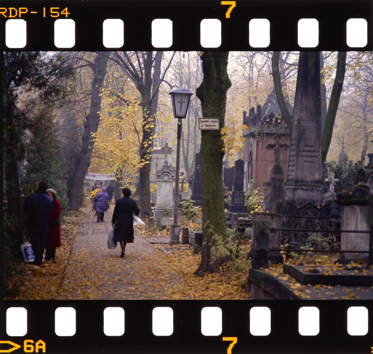 Stare Powązki w czasie Zaduszek