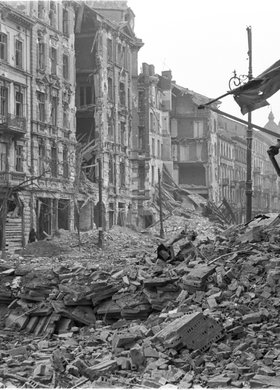 Zniszczenia zabudowy przy ulicy Marszałkowskiej