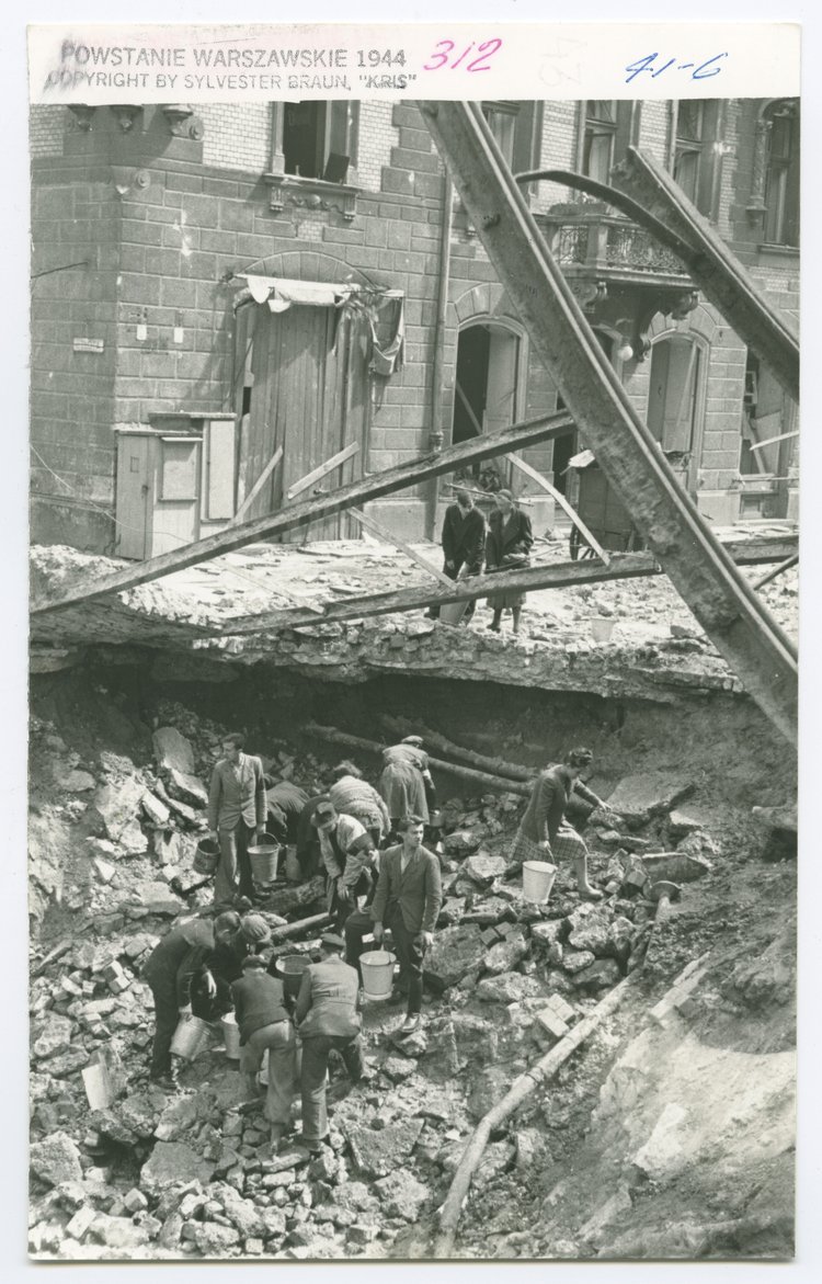 Czerpanie wody z uszkodzonego wodociągu na skrzyżowaniu ulicy Złotej i Zielnej