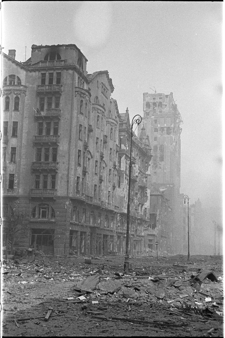 Zniszczenia zabudowy przy placu Napoleona