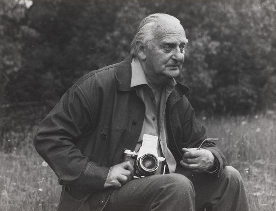Portret Edwarda Hartwiga z aparatem fotograficznym