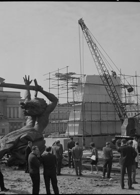 Montaż pomnika Bohaterów Warszawy 1939-1945 na placu Teatralnym