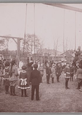 Pokaz z udziałem 120 dzieci z zakładu gimnastycznego Mariana Olszewskiego przy ulicy Kaliksta (obecnie: Śniadeckich)